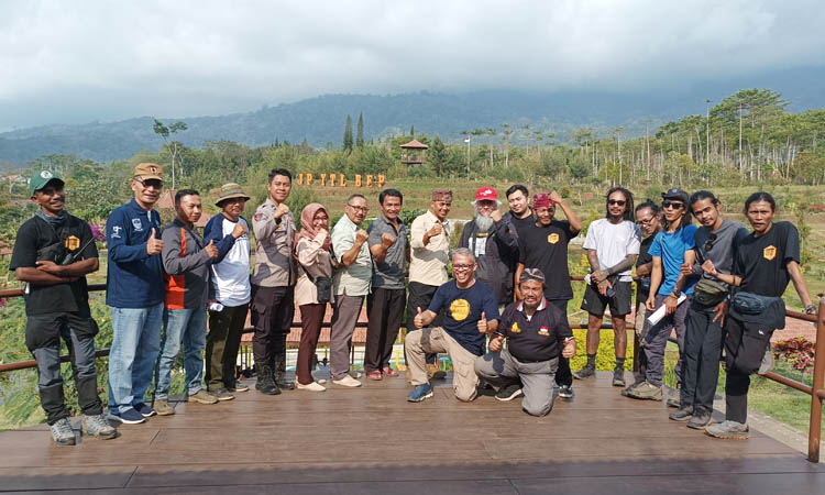 BERANGKAT: Kepala disdikdaya Dwijoko Nurjayadi (tengah udeng coklat) bersama tim Ekplorasi Historikal YANG Argopuro.