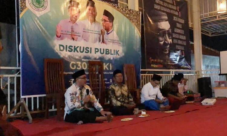 DISKUSI: Ketua KPU Kota Probolinggo Ahmad Hudri (pegang mik) menjadi pemateri dalam diskusi dan bincang soal PKI, Sabtu (30/9) malam.
