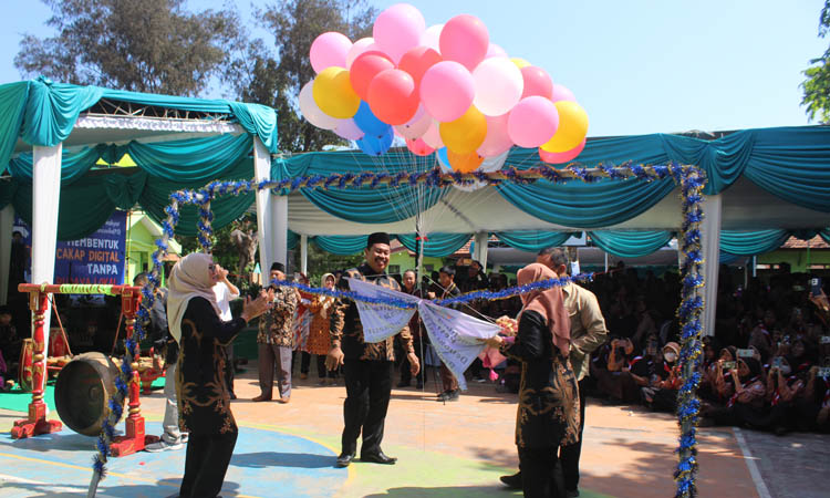 LEPAS BALON: Launching sekolah digital SMPN 9 Probolinggo, ditandai dengan pelepasan balon oleh Kabid Pendas Disdikbud Kota Probolinggo Muh. Avicinna Dipayana, Kepala SMPN 9 Qamarudin, beserta segenap