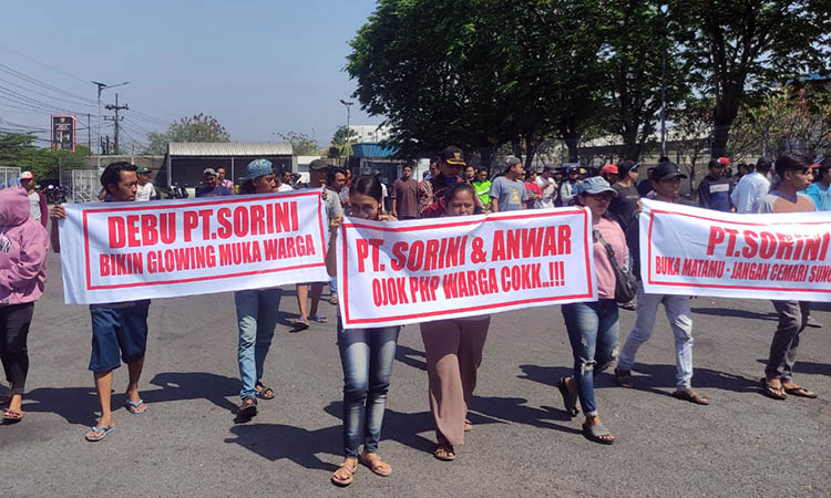 DEMO: Sejumlah warga Kedungringin saat melurug PT Sorini Towa Berlian Corporindo di Cangkringmalang, Beji, kemarin.