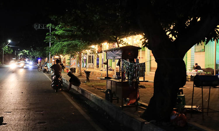 MENUNGGU PEMBELI: Salah satu PKL angkringan di depan TWSL tadi malam sedang menunggu pembeli datang.