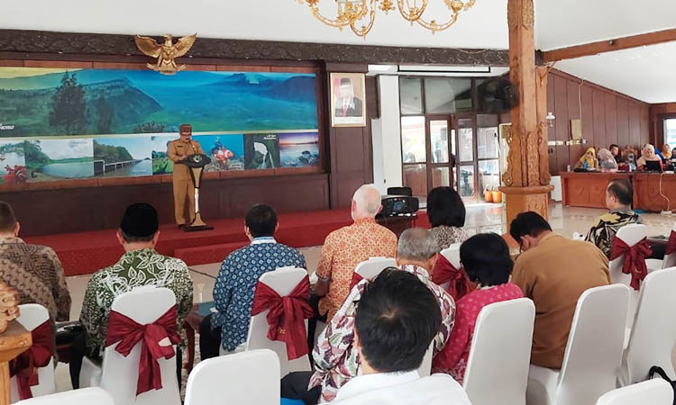 DIAPRESIASI: Plt Sekda Kabupaten Probolinggo Heri Sulistyanto menerangkan tentang keberhasilan penerapan multigrade class pada perwakilan tiga kementerian di Pendapa Kab. Probolinggo, Selasa (3/10).
