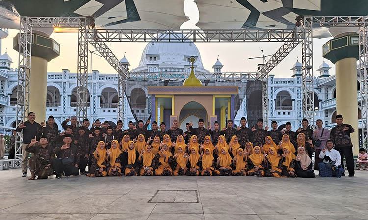 REFRESHING: Payung Madinah, ikon baru wajah Kota Pasuruan ini bikin para kafilah MTQ XXX Jawa Timur jadi terpesona. Mereka pun menyempatkan untuk berfoto di sekitar Payung Madinah di sela-sela kegiatan musabaqah.