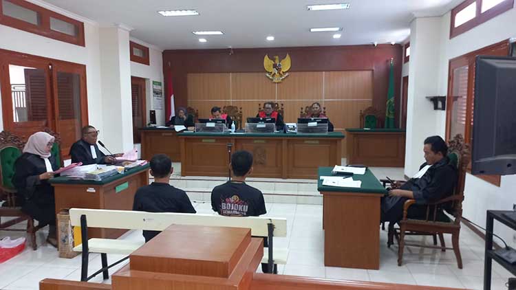 PEMERIKSAAN SAKSI: Suasana sidang kasus mafia BBM di PN Kota Pasuruan kemarin yang menghadirkan 5 saksi. ( M Busthomi/ Radar Bromo)