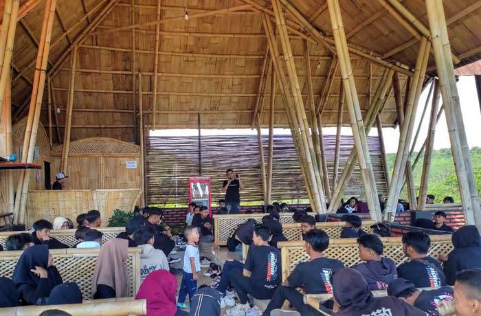 RAMAI: Kafe Rest Area Betek dimanfaatkan untuk nongkrong dan bersantai. Beberapa pengunjung juga menggunakan kafe sebagai tempat rapat.  &nbsp;