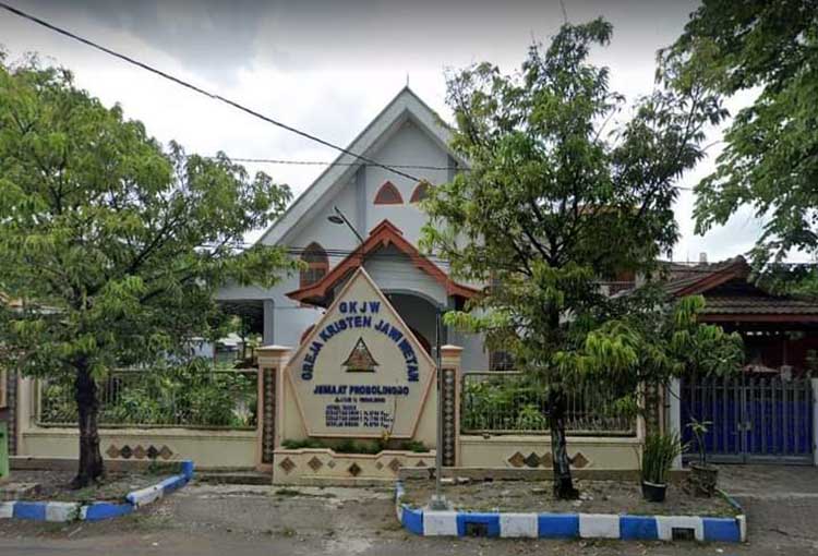 TETAP RAMAI: Gereja Kristen Jawi Wetan di Jalan Ahmad Yani Kota Probolinggo yang dibangun pada tahun 1934. Gereja ini menjadi gereja Jawa pertama di Probolinggo, selain yang ada di Kraksaan saat ini.
