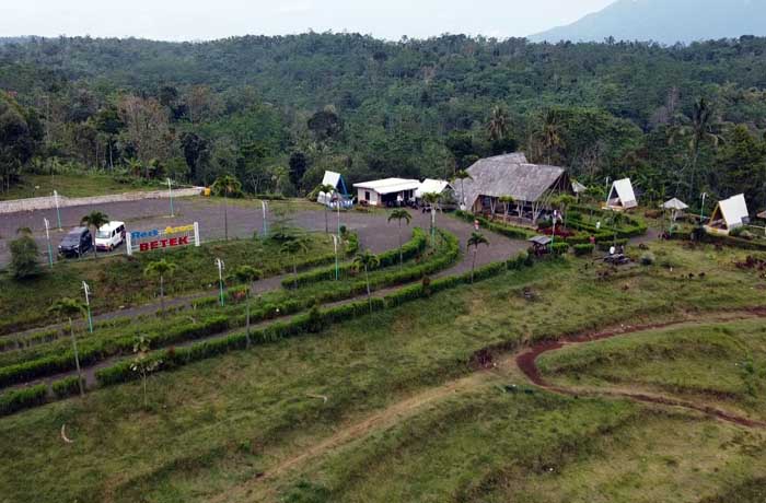 VIEW MENAWAN: Kondisi Rest Area Betek saat dipotret dari udara. (Fahreza Nuraga/ Radar Bromo)