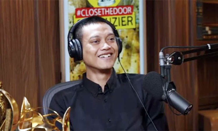 GEJALA PAPILEDEMA: Kurnia Meiga saat aktif bermain dan saat tampil di podcast Deddy Corbuzier.