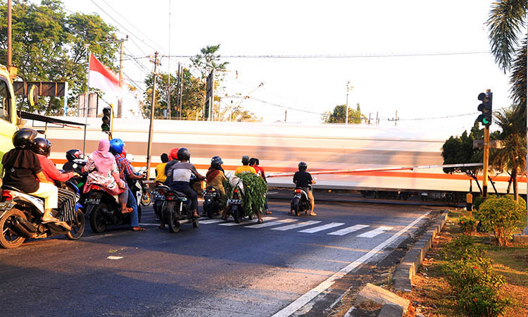 AKAN DIGANTI: Palang pintu perlintasan kereta di Pilang bolak-balik rusak karena ditabrak dan patah. Karena itu, akan dibangun tiga palang pintu di Pilang.