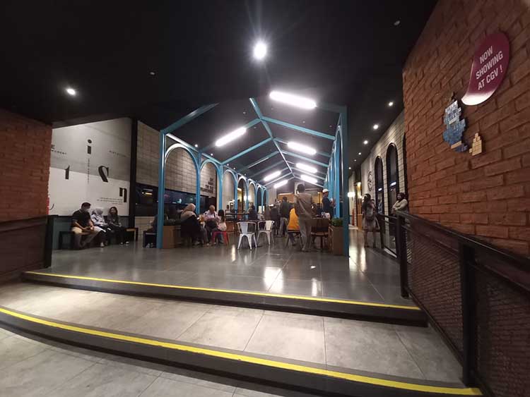 EKSPOS: Penggunaan bata ekspos desain interior bertema industrial di salah satu gedung bioskop di Kota Probolinggo. (Inneke Agustin/Jawa Pos Radar Bromo)