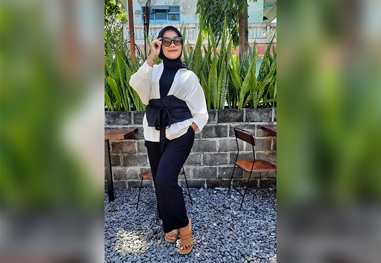 SABUK KAIN: Lailatus Zahro, menunjukkan style saat memakai obi belt. (Fahrizal Firmani/Jawa Pos Radar Bromo)