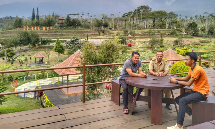 SANTAI: Dari kiri ke kanan Kepala Desa Bermi Yusup, Sekretaris Desa Bermi Poniman, dan Ketua Unit Wisata BEP Muhammad Risqi Mi&rsquo;roji.