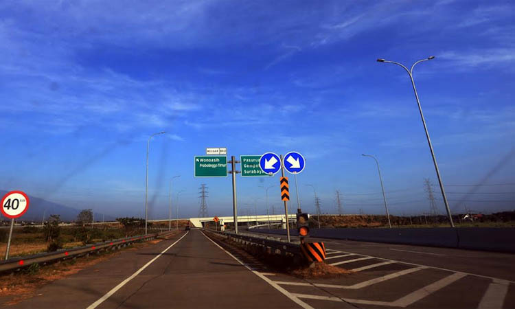 POTENSIAL: Exit Tol Paspro di Gending yang sudah operasional. Dengan adanya tol, di Gending akan dibangun kawasan industri. Dok. Radar Bromo