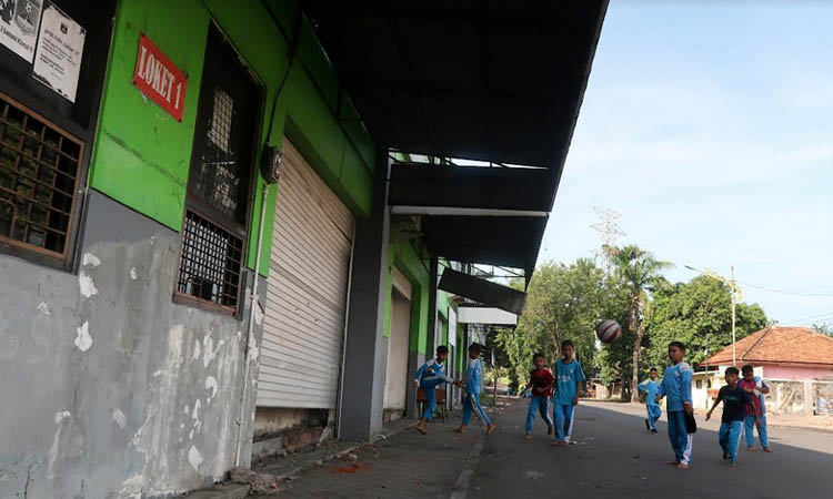 PERLU DIPERBAIKI: Sejumlah bocah bermain di depan Stadion R. Soedrasono Pogar, Kabupaten Pasuruan. Gelanggang olahraga ini perlu diperbaiki agar lebih representatif.