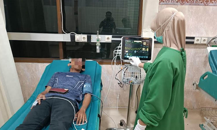 DIRAWAT: Riski yang mendapat perawatan di IGD usai terkena bacokan.