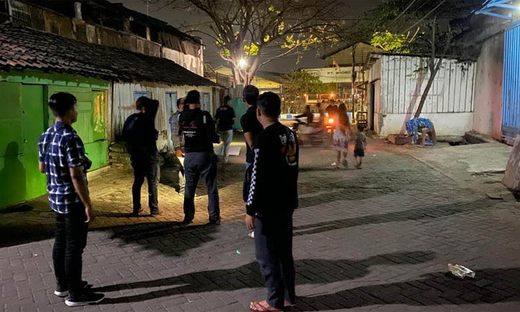 LOKADI KEJADIAN: Petugas Polres Pasuruan Kota memeriksa lokasi pertengkaran antara RA, 17 dan ABR, 18, di Jalan Komodor Yos Sudarso, Kelurahan Mandaranrejo, Panggungrejo, Minggu (8/10) dini hari.