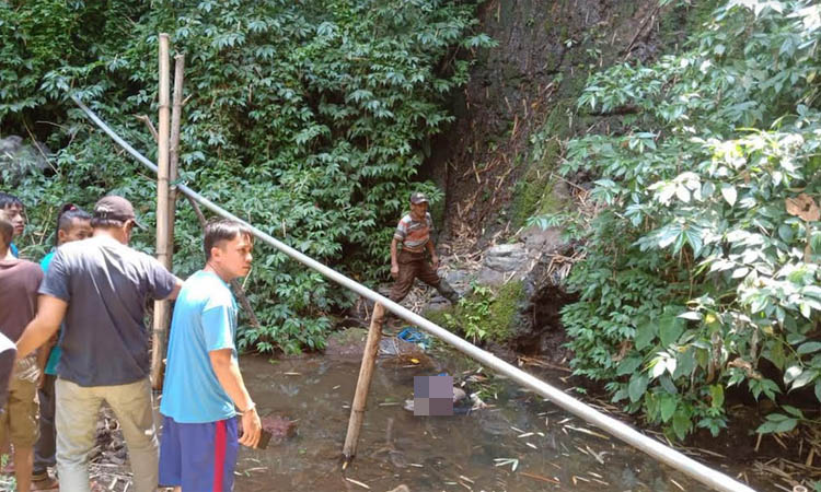 MENGAMBANG: Jenazah Marjoko ditemukan mengambang di bawah tebing Desa Tempuran, Kecamatan Pasrepan, Senin (9/10).