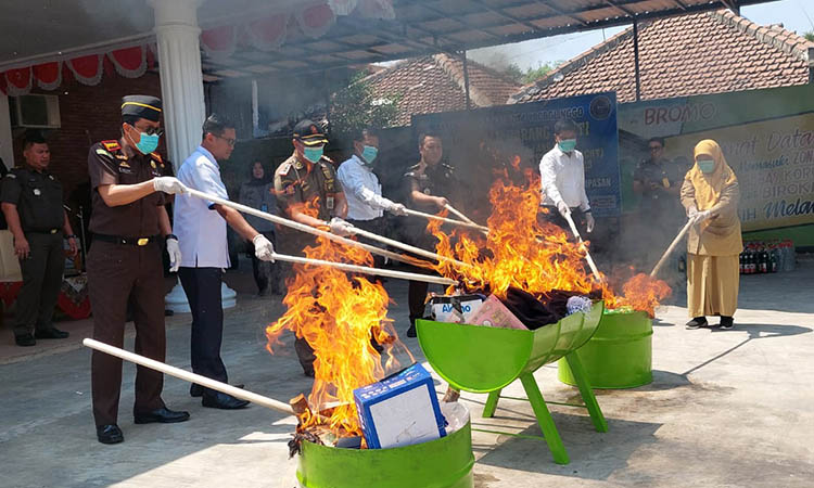 DIBAKAR: Sejumlah barang bukti tindak pidana umum yang telah inkracht dimusnahkan di halaman Kejari Probolinggo, Senin (9/10).