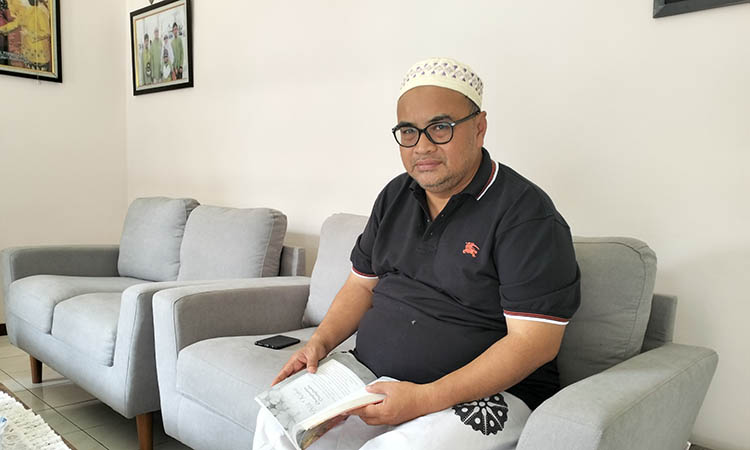 LEBIH SANTAI: HA Timbul Prihanjoko saat ditemui di rumahnya. Kini dia punya waktu lebih banyak untuk santai.