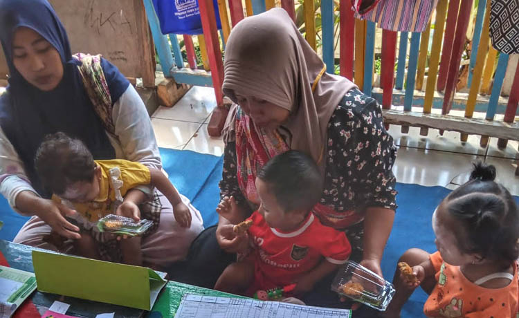 KONTROL: Dua orang warga Desa Krucil saat mengikuti kegiatan Posyandu. Kegiatan ini rutin dilakukan sebagai kontrol tumbuh kembang balita.