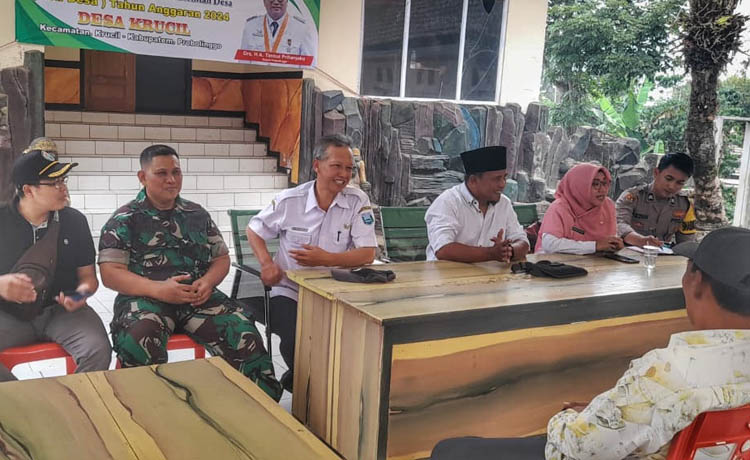 KOMPAK: Sekretaris Desa Krucil Yono Kusdi Ardianto (berpeci) bersama Muspica Krucil saat Musdes di balai desa setempat, beberapa waktu lalu.