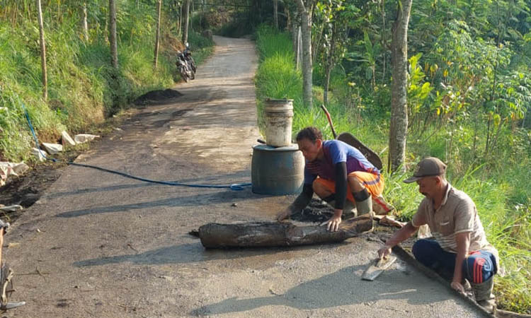 LEBIH BAIK: Sejumlah pekerja menggarap pembangunan jalan di RT 10/RW 3, Dusun/Desa Kalianan. Jalan ini menjadi akses menuju Air Terjun Kalipedati, salah satu potensi wisata di Desa Kalianan.
