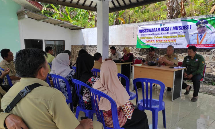 MUSYAWARAH: Kepala Desa Kalianan Sahar (bertopi) saat rapat bersama Muspica Krucil beberapa waktu lalu.