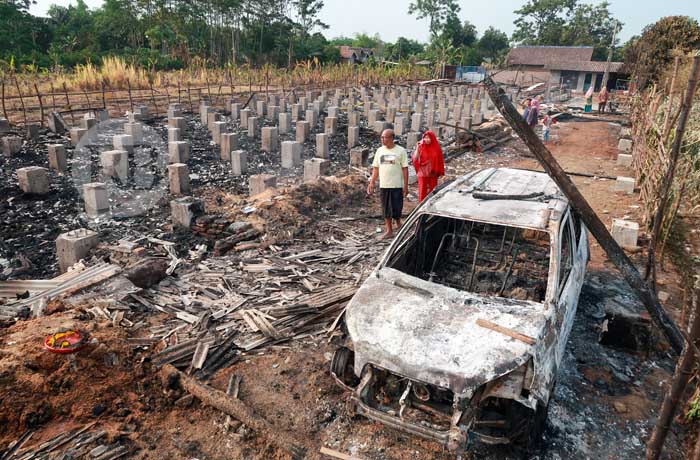 DILALAP API: Kondisi kandang dan satu unit mobil Toyota Rush hangus usai terbakar, Rabu dinihari (11/10). (Mokhamad Zubaidillah/ Radar Bromo)