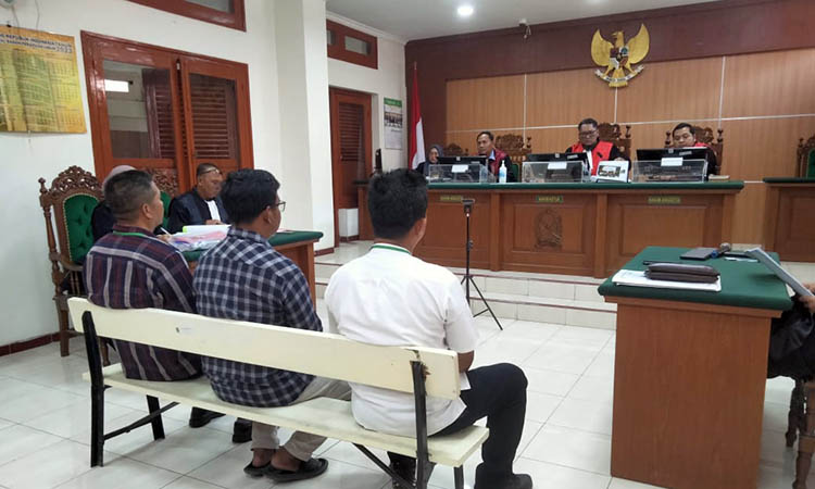 PEMERIKSAAN SAKSI: Suasana sidang mafia BBM Pasuruan, Rabu (11/10).
