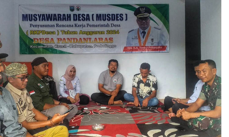 KOMPAK: Kepala Desa Pandanlaras Urip (tiga dari kanan) dalam Musyawarah Desa.