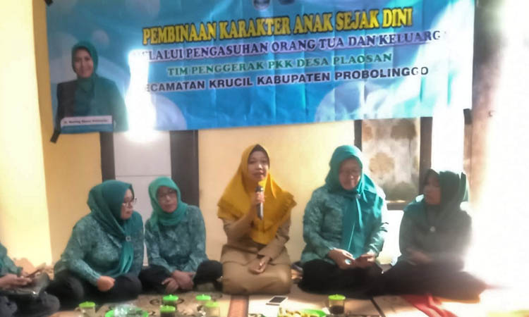 PENINGKATAN SDM: Narasumber memberikan Pembinaan Karakter Anak Sejak Dini melalui Pengasuhan Orang Tua dan Keluarga terhadap Kader PKK Desa Plaosan.
