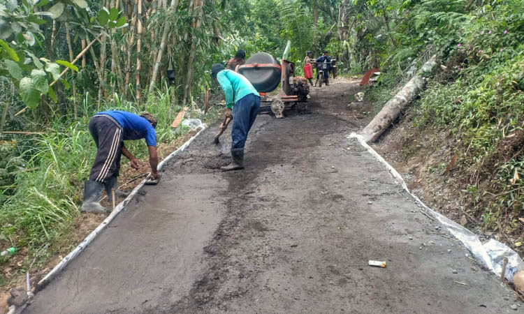 LEBIH LAYAK: Sejumlah pekerja merabat beton jalan di RT 6/RW 3, Dusun Mandati, Desa Plaosan. Jalan ini bisa menjadi akses menuju Air Terjun Kalipedati, Desa Kalianan.