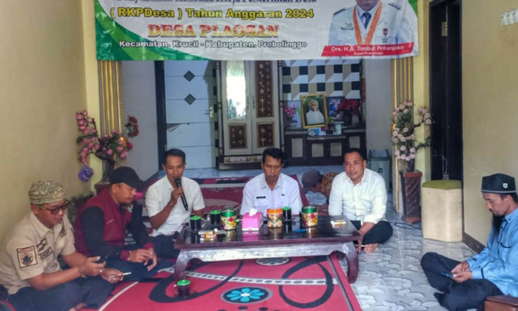 MUSYAWARAH: Kepala Desa Plaosan Tosan (dua dari kanan) dalam Musyawarah Desa RKPDesa, beberapa waktu lalu.