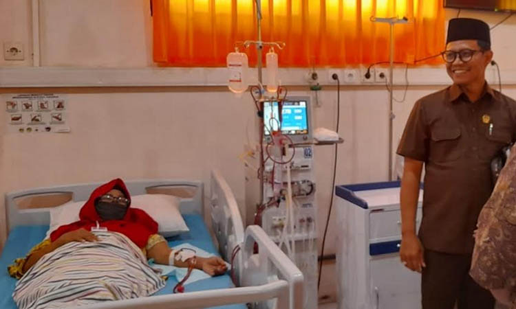 KHUSUS: Komisi I DPRD saat meninjau pelayanan hemodialisis di RSUD dr. R. Soedarsono.