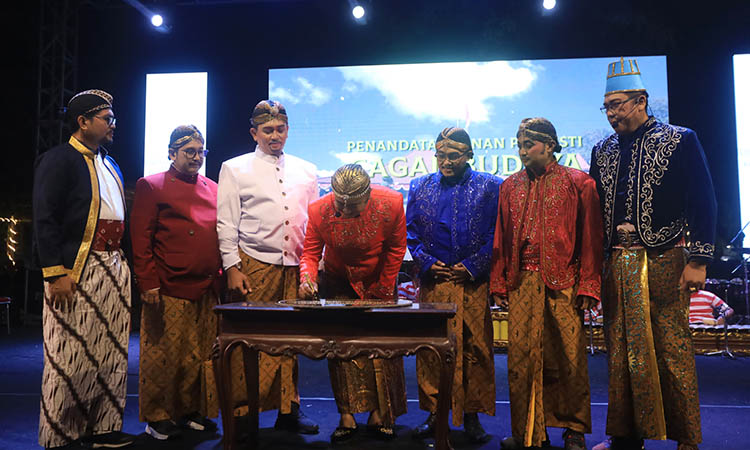 JADI CAGAR BUDAYA: Sejumlah pejabat teras Pemkab Probolinggo saat penandatanganan prasasti 4 cagar budaya, September lalu. Salah satunya, rumah dinas Camat Kraksaan.
