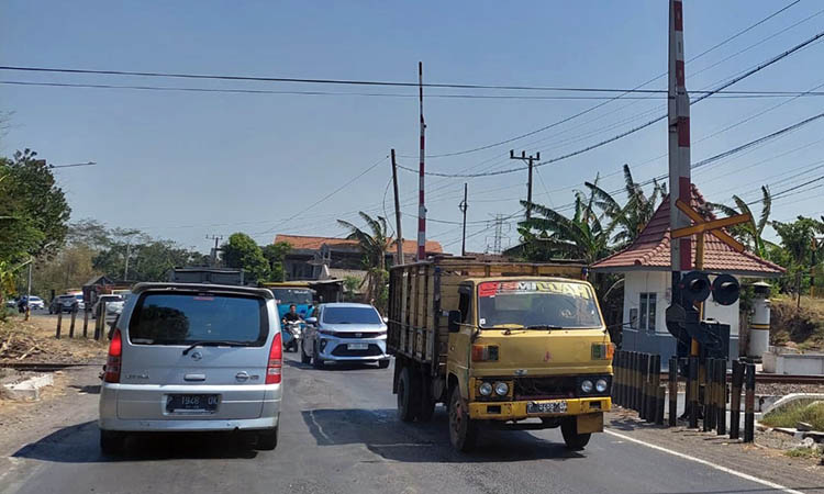 HARUS DILEBARKAN: Perlintasan KA Malasan di Tegalsiswalan ini salah satu titik rawan macet di JLS Kabupaten Probolinggo. Titik ini tidak termasuk dalam paket pelebaran jalan nasional di sepanjang JLS.