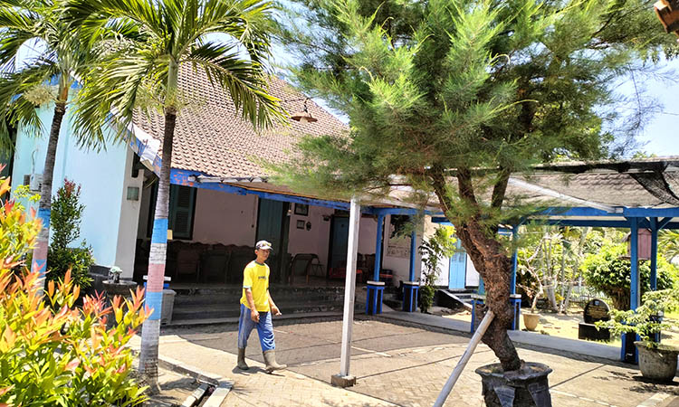 BERSEJARAH: Rumah Dinas Camat Kraksaan yang dibangun sejak 1920 an. Dulu rumah ini ditempati Patih penguasan kepatihan Kraksaan.