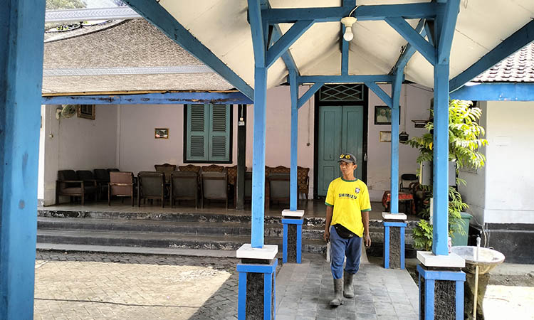 MASIH TERAWAT: Lorong yang menghubungkan rumah dinas camat Kraksaan dengan Pendapa di kompleks kantor Kecamatan Kraksaan.