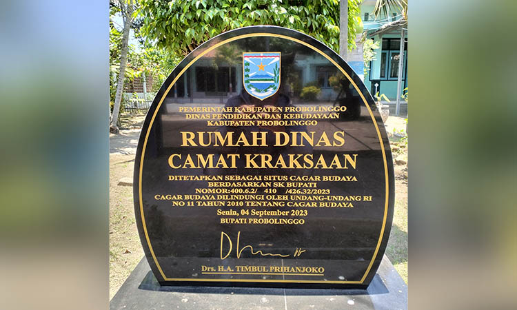 PRASASTI: Prasasti rumah dinas Kraksaan sebagai cagar budaya yang ditandatangani Bupati Probolinggo kala itu Timbul Prihanjoko dipajang di salah satu sudut rumah dinas Camat Kraksaan.
