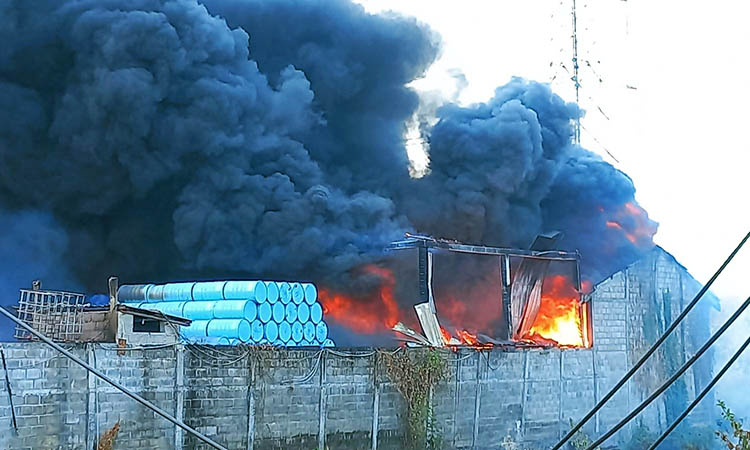 AMUK SI JAGO MERAH: Api berkobar melalap gudang rongsokan di Desa Tanggulangin, Kejayan.