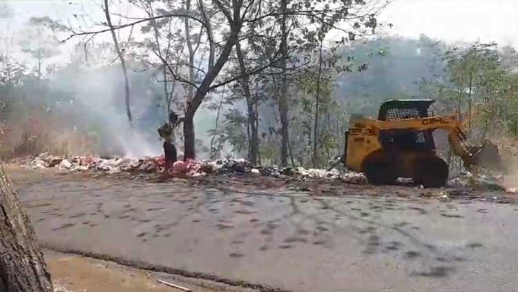 ANGKUT: Mini loader yang diturunkan DLH untuk mengangkut sampah di Dam 8 Pekalen Desa Brabe Kecamatan Maron beberapa waktu lalu.