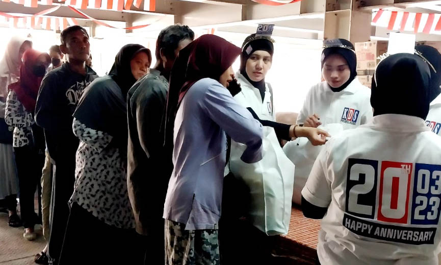 TERTIB: Antrean pendistribusian paket sembako 20 th Anniversary KDS Probolinggo mengular dengan tertib, berlangsung di halaman parkir lantai atas KDS Probolinggo.