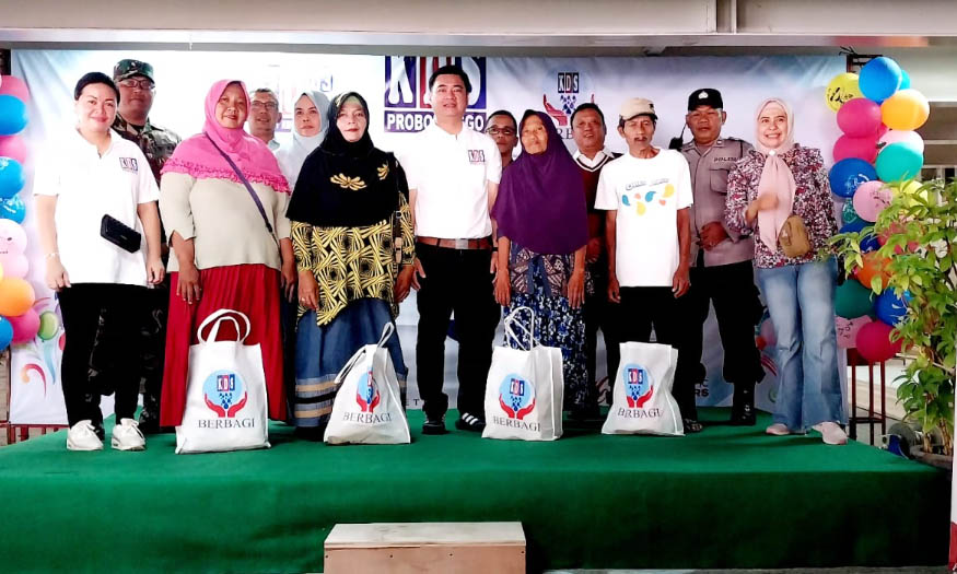 KDS BERBAGI: Hendra Sentosa Manajer KDS dan Sri Lestari Kepala Swalayan KDS Probolinggo foto bersama para lurah usai menyerahkan paket sembako secara simbolis, kemarin.