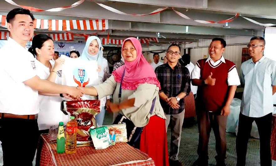 LENGKAP: Sebanyak 750 paket sembako 20th Anniversary KDS Probolinggo. Masing-masing berisi beras, minyak goreng gula dan mie instan untuk meringankan beban keluarga kurang mampu.
