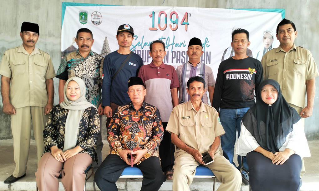 BERSAMA PERANGKAT: Kades Gerbo Sutrisno (duduk dua dari kiri) bersama Ketua BPD Gerbo (duduk tiga dari kiri) dan perangkat Desa Gerbo.