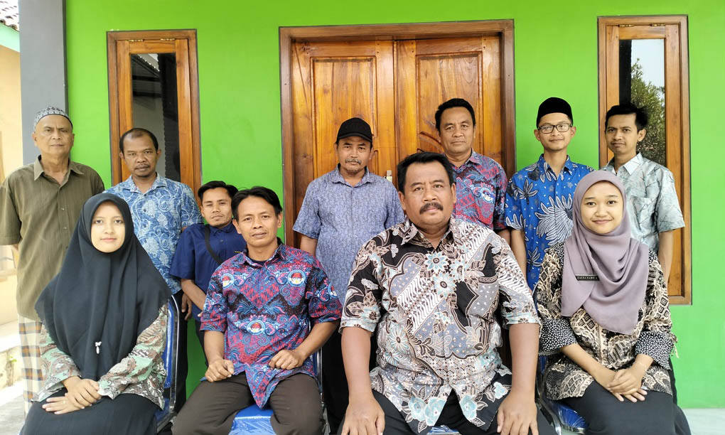 KOMPAK: Kades Semut Tioso (duduk dua dari kanan), foto bersama perangkat desa, pengurus BPD dan BUMDes.