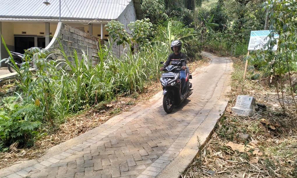 PAVINGISANSI: Pavingisasi jalan lingkungan Dusun Pager Gunung, Desa Gerbo, Kecamatan Purwodadi. Tahun ini, pavingisasi dilakukan di empat dusun.