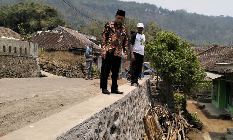 BANGUN TPT: Pembangunan TPT jalan lingkungan di Dusun Kejoren, Desa Gerbo, Kecamatan Purwodadi. Pembangunan serupa dilakukan juga di Dusun Jajang.