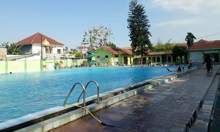 SEPI: Kolam renang TRA di Jalan Hayam Wuruk, Kota Probolinggo, kondisinya tambah sepi. Sumbangan PAD dari kolam renang ini masih rendah sampai akhir Juli.