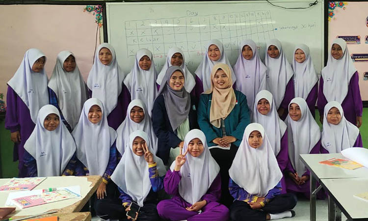 DI THAILAND: Asviatul Maufiroh, 21, (jilbab abu-abu) usai mengajar di sekolah Ban Cho-Airong untuk tingkat SD dan SMP.